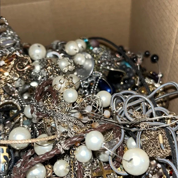 Tangled scrap lot, 4.72 lbs. un-searched, un-tested jewelry!  Lot 0131C - Picture 7 of 9